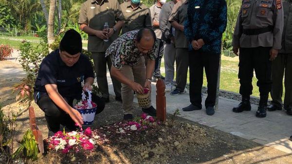 Potret Erick Thohir Ziarah ke Makam Buya Syafii