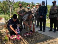 Erick Thohir Ziarah Makam Buya Syafii, Kenang Pemikiran-Mau Bangun Masjid Erick Thohir Ziarah Makam Buya Syafii, Kenang Pemikiran-Mau Bangun Masjid