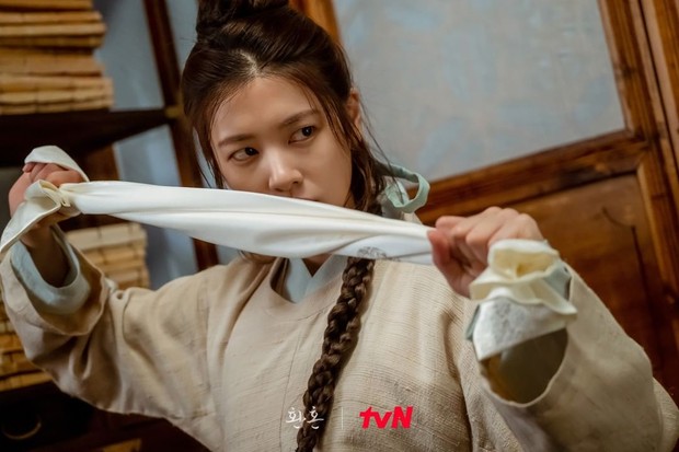 Potret Jung So Min sebagai karakter Mu Deok di drama Alchemy of Souls