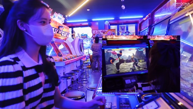 Potret keseruan Yoona bermain di arcade hiburan/ Foto: youtube.com/limyoona__official Potret keseruan Yoona bermain di arcade hiburan