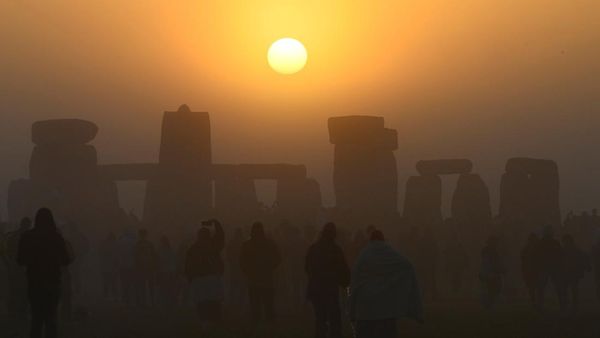 Potret Perayaan Terbitnya Matahari Musim Panas di Stonehenge