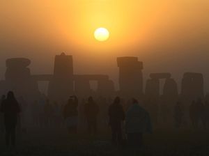 Potret Perayaan Terbitnya Matahari Musim Panas di Stonehenge