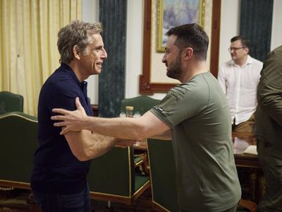 Sambutan Hangat Presiden Zelensky Saat Bertemu Ben Stiller di Ukraina