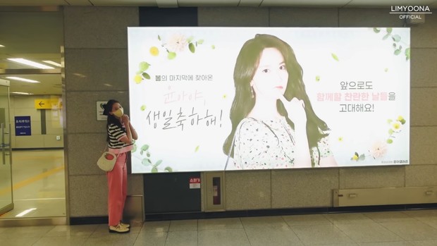 Potret Yoona bersama birthday event di stasiun kereta/ Foto: youtube.com/limyoona__official Potret Yoona bersama birthday event di stasiun kereta