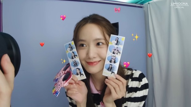 Potret Yoona menunjukkan hasil foto di photobooth/ Foto: youtube.com/limyoona__official Potret Yoona menunjukkan hasil foto di photobooth
