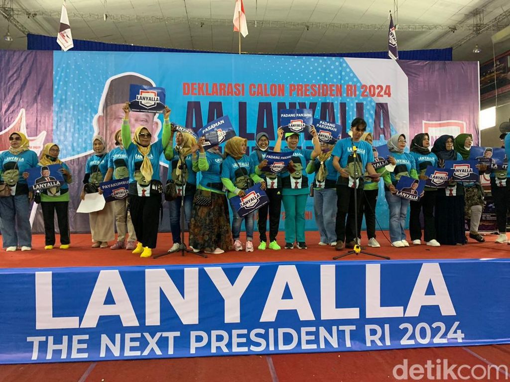 Sekelompok Relawan di Padang Deklarasi La Nyalla Capres 2024 Sekelompok Relawan di Padang Deklarasi La Nyalla Capres 2024