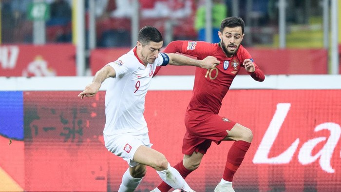 CHORZOW, POLAND - OCTOBER 11: Bernardo Silva of Portugal competes with Robert Lewandowski of Poland during the UEFA Nations League A group three match between Poland and Portugal at Silesian Stadium on October 11, 2018 in Chorzow, Poland. (Photo by Rafal Oleksiewicz/PressFocus/MB Media/Getty Images)