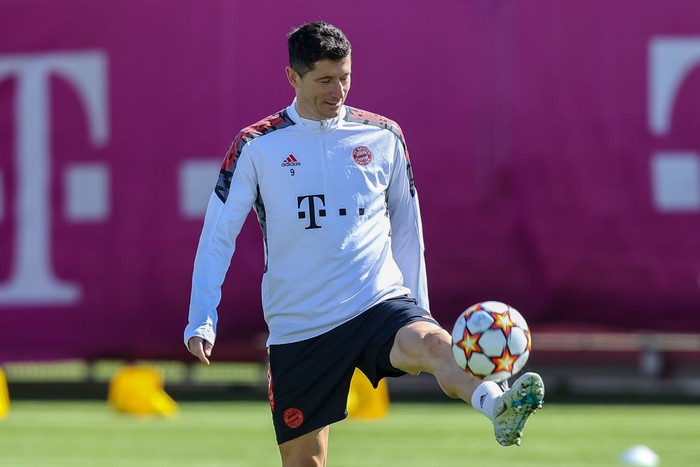 MUNICH, GERMANY - APRIL 11: Robert Lewandowski of Bayern Muenchen controls the ball during a training session at Saebener Strasse training ground on April 11, 2022 in Munich, Germany. FC Bayern will face Villarreal CF in the UEFA Champions League quarterfinal second leg match on April 12, 2022. (Photo by Roland Krivec/vi/DeFodi Images via Getty Images)