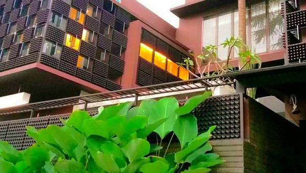 Foto: Rumah Unik Ridwan Kamil dari 30.000 Botol, Fungsional dan Berestetika