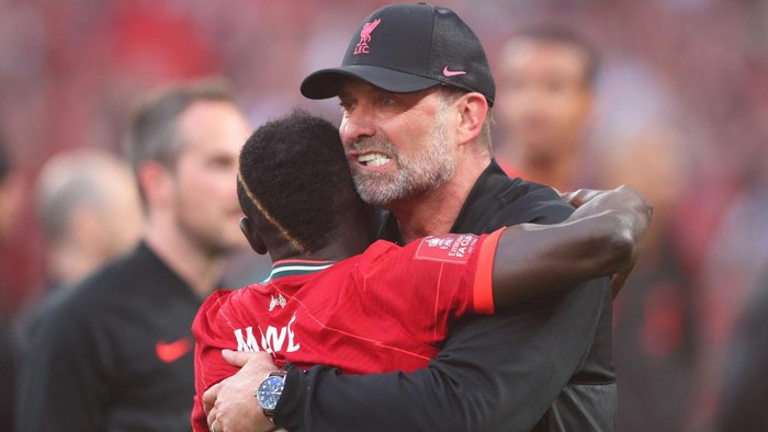 LONDON, ENGLAND - MAY 14:  Jurgen Klopp the manager of Liverpool celebrates with Sadio Mane after The FA Cup Final match between Chelsea and Liverpool at Wembley Stadium on May 14, 2022 in London, England. (Photo by Alex Livesey - Danehouse/Getty Images)