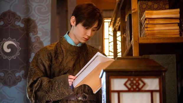 Salah satunya kostum yang digunakan oleh Hwang Min Hyun sebagai Seo Yeol. Ia seorang bangsawan tampan, cerdas dan ahli bela diri. Lewat teaser yang dibagikan TvN, aktor tampan menggunakan hanbok yang dinilai terlalu kekinian.Foto : instagram.com/tvn_drama