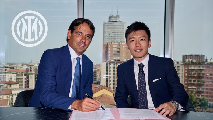 MILAN, ITALY - JUNE 21: Simone Inzaghi extends his contract with FC Internazionale on June 21, 2022 in Milan, Italy. (Photo by Mattia Ozbot - Inter/Inter via Getty Images)