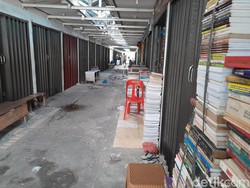 Pedagang Buku di Lapangan Merdeka Medan Belum Pindah