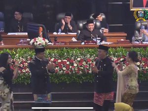 Asyik! Saat Anies-Ketua DPRD DKI Manortor di Paripurna HUT Jakarta