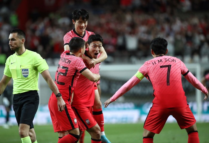 Timnas Korea Selatan SEOUL, SOUTH KOREA - JUNE 14: Cho Gue-sung of South Korea celebrates with Son Heung-min after scoring the third goal during the international friendly match between South Korea and Egypt at Seoul World Cup Stadium on June 14, 2022 in Seoul, South Korea. (Photo by Chung Sung-Jun/Getty Images)