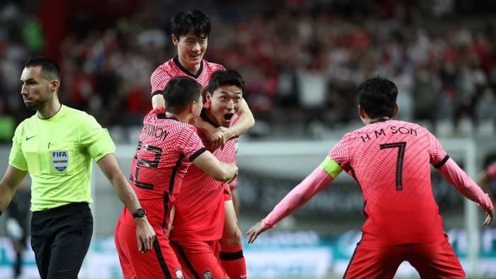 SEOUL, SOUTH KOREA - JUNE 14: Cho Gue-sung of South Korea celebrates with Son Heung-min after scoring the third goal during the international friendly match between South Korea and Egypt at Seoul World Cup Stadium on June 14, 2022 in Seoul, South Korea. (Photo by Chung Sung-Jun/Getty Images)