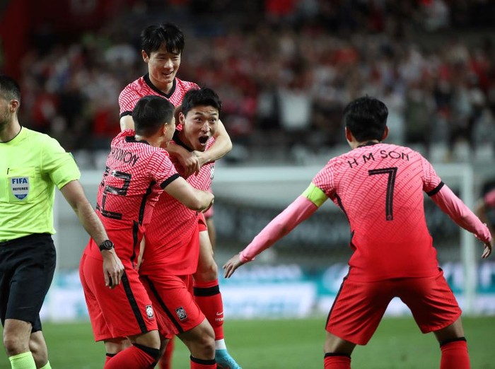 SEOUL, SOUTH KOREA - JUNE 14: Cho Gue-sung of South Korea celebrates with Son Heung-min after scoring the third goal during the international friendly match between South Korea and Egypt at Seoul World Cup Stadium on June 14, 2022 in Seoul, South Korea. (Photo by Chung Sung-Jun/Getty Images)