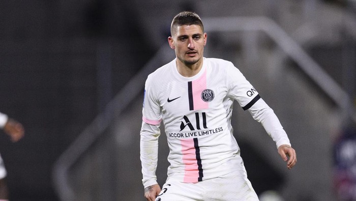 Verratti CLERMONT-FERRAND, FRANCE - APRIL 09: Marco Verratti of Paris Saint Germain walks in the field during the Ligue 1 Uber Eats match between Clermont Foot and Paris Saint Germain at Stade Gabriel Montpied on April 9, 2022 in Clermont-Ferrand, France. (Photo by Marcio Machado/Eurasia Sport Images/Getty Images)