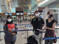 Langgar Aturan, Turis Wanita Prancis Dideportasi dari Cianjur