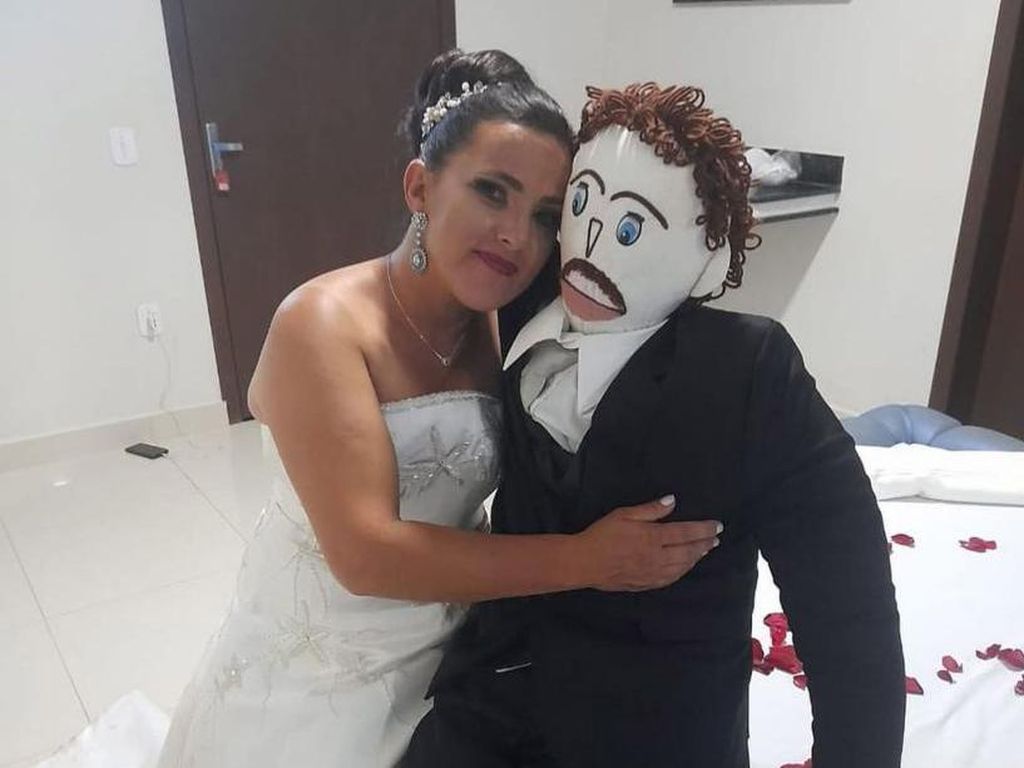 Stres Jomblo Menahun, Wanita Ini Nikahi Boneka Kain dan Ngaku Hamil Stres Jomblo Menahun, Wanita Ini Nikahi Boneka Kain dan Ngaku Hamil