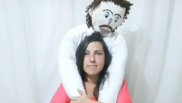 8 Foto Kehidupan Wanita yang Nikahi Boneka Kain, Stres Kelamaan Jomblo