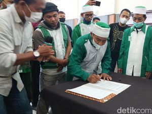37 Anggota Khilafatul Muslimin di Bandung Raya Ikrar Setia NKRI 37 Anggota Khilafatul Muslimin di Bandung Raya Ikrar Setia NKRI