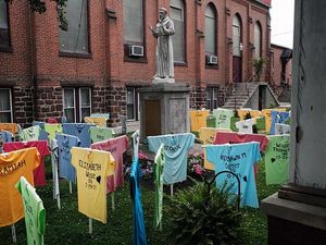 64 Kaos Warna-warni untuk Peringati Korban Kekerasan Senpi di AS