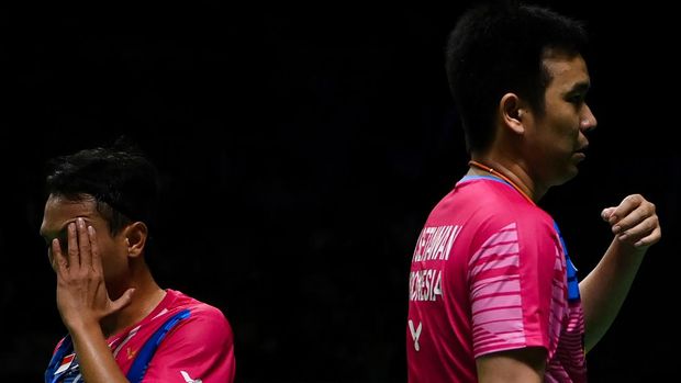 Ahsan/Hendra Ekspresi pebulu tangkis ganda putra Indonesia Mohammad Ahsan (kiri) dan Hendra Setiawan saat pertandingan melawan ganda putra China Liu Yuchen/Ou Xuan Yi dalam babak 32 besar Indonesia Open 2022 di Istora Senayan, Jakarta, Rabu (15/6/2022). Pasangan Mohammad Ahsan/Hendra Setiawan yang berjuluk The Daddies tersebut gagal melangkah ke babak selanjutnya setelah kalah 17-21, 22-24. ANTARA FOTO/Sigid Kurniawan/aww.