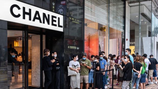 HONG KONG, CHINA - 2021/08/07: Shoppers queue at the entrance of the French multinational Chanel clothing and beauty products brand store seen in Hong Kong. (Photo by Budrul Chukrut/SOPA Images/LightRocket via Getty Images)