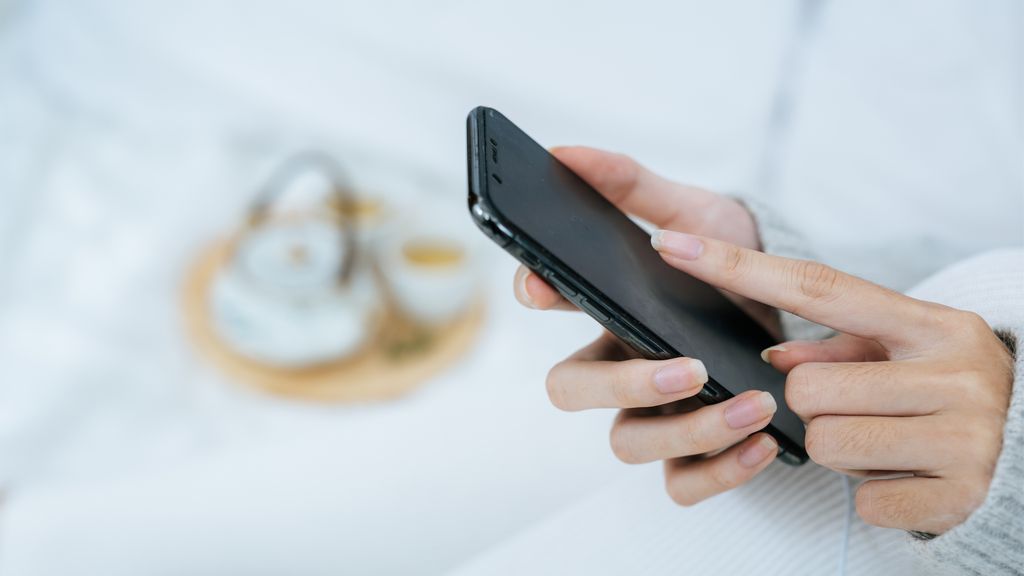 Menjauhkan ponsel dari tempat tidur membantu bangun lebih awal.