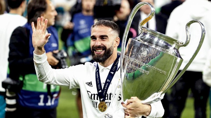 PARIS - Daniel Carvajal of Real Madrid with UEFA Champions League trophy, Coupe des clubs Champions Europeans during the UEFA Champions League final match between Liverpool FC and Real Madrid at Stade de Franc on May 28, 2022 in Paris, France. ANP | DUTCH HEIGHT | MAURICE VAN STONE (Photo by ANP via Getty Images)