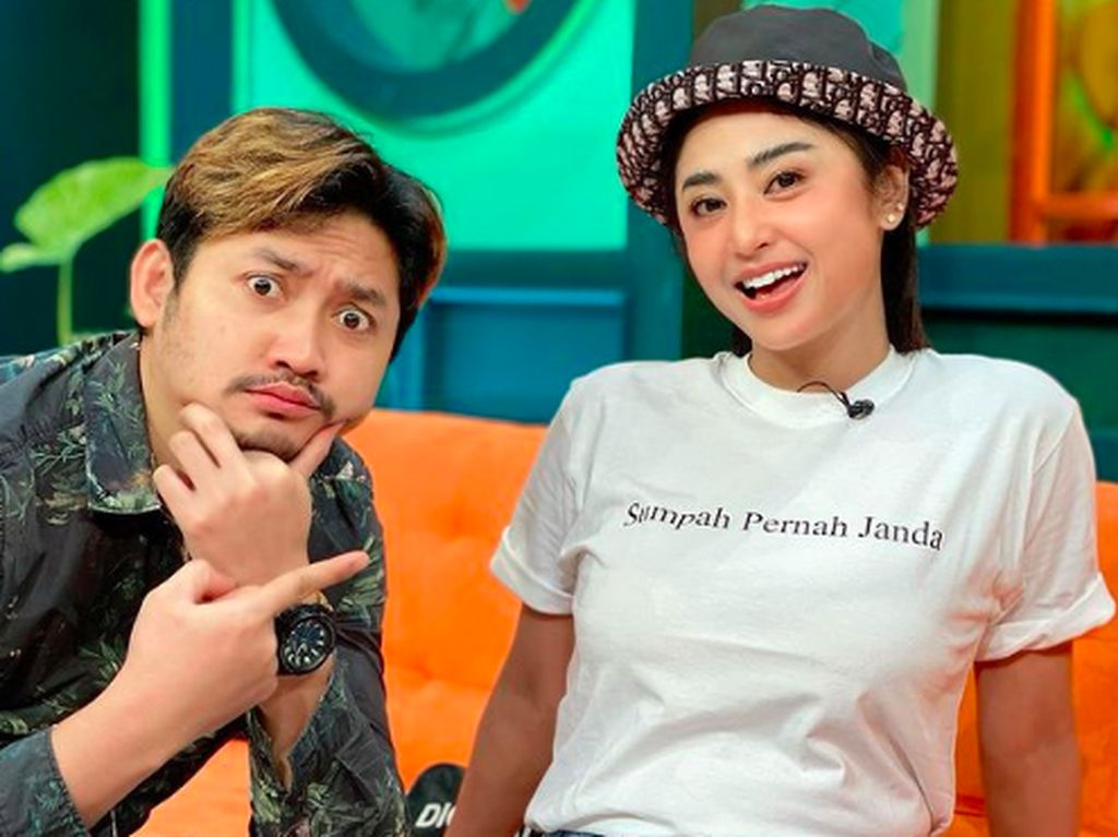Dewi Perssik Sebut Angga Wijaya Sempat Nangis saat Mediasi Dewi Perssik Sebut Angga Wijaya Sempat Nangis saat Mediasi