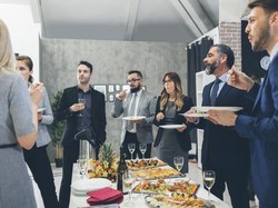 Tak Dianjurkan dalam Islam, Makan Berdiri Berefek Buruk Bagi Tubuh