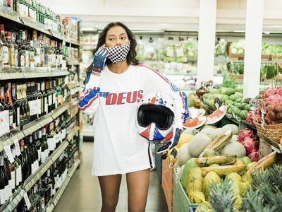 Erika Carlina Ketika Asyik Makan Bakso di Angkot hingga Belanja Buah