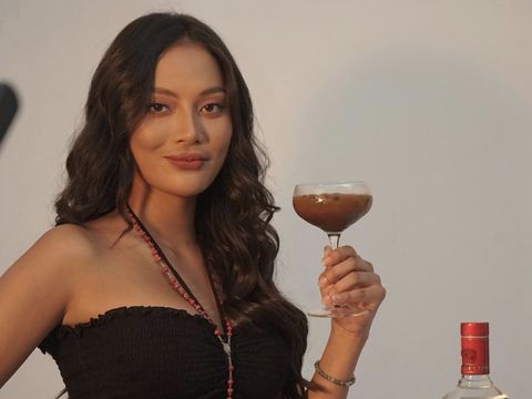 Erika Carlina Ketika Asyik Makan Bakso di Angkot hingga Belanja Buah