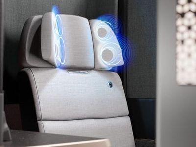 Potret Desain Kursi Pesawat dengan Headphone di Sandaran Kepala