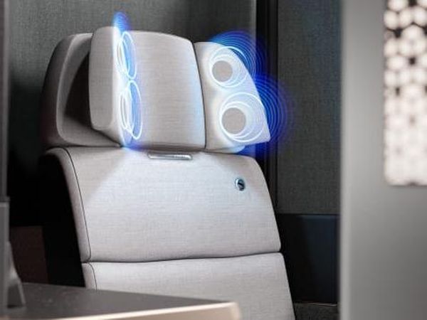 Potret Desain Kursi Pesawat dengan Headphone di Sandaran Kepala