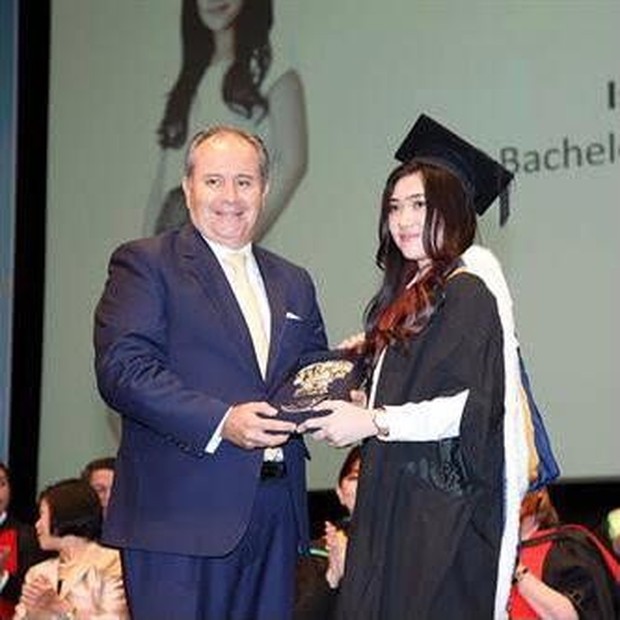 Isyana berhasil mendapat gelar Bachelor of Music di Royal College of Music, London