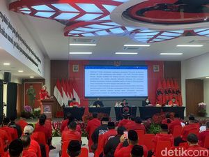 Saat Ganjar Merunduk ke Megawati hingga Puan di Rakernas PDIP
