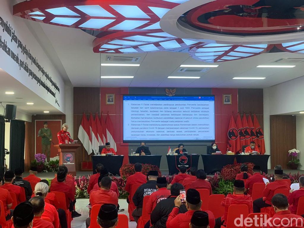 PDIP Tunjuk Ganjar Baca Rekomendasi Rakernas: Capres Hak Megawati PDIP Tunjuk Ganjar Baca Rekomendasi Rakernas: Capres Hak Megawati
