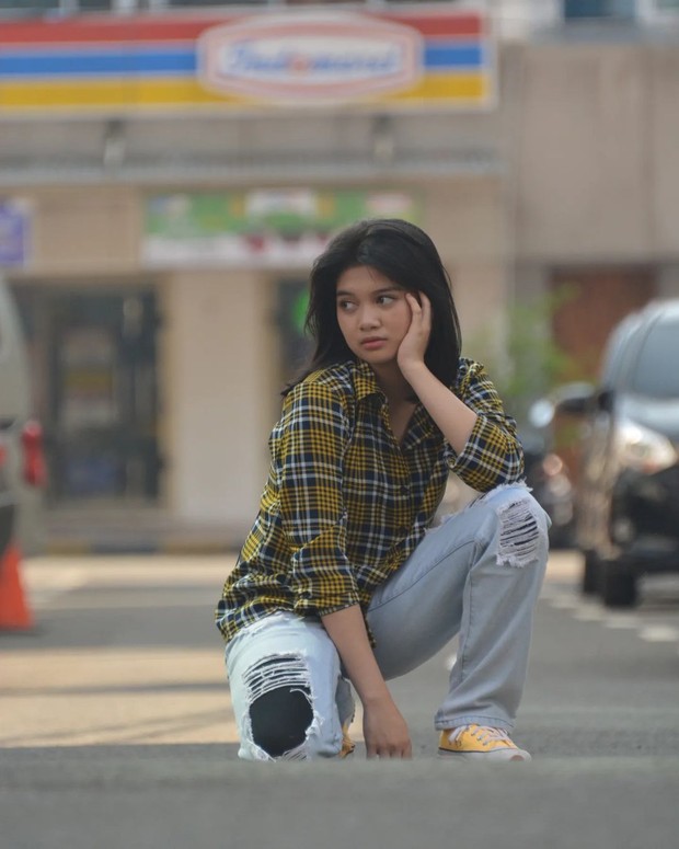 Afiqah terlihat sangat tomboy karena outfitnya yang terlihat di unggahan instagramnya mengankan pakaian kasual.