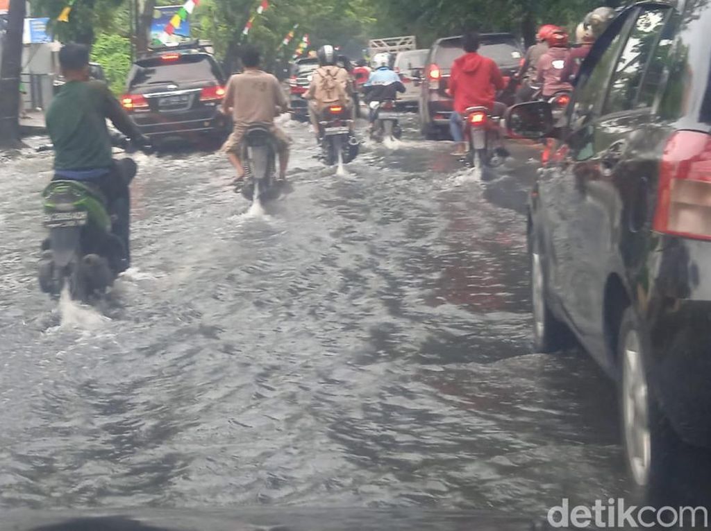 Hujan Rabu Malam, Banjir Masih Genangi Medan Selayang Pagi Ini