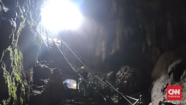 Gua Kiskendo di Kulon Progo Gua Kiskendo di Kulon Progo menawarkan keindahan arsitektur alam berupa gugusan stalaktit dan stalagmit. Gua sedalam 1,5 km dari permukaan tanah ini mulai dibuka untuk pariwisata pada 1987.