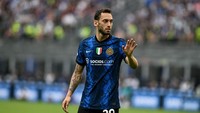 Ibrahimovic adalah pria berusia 40 tahun, bukan 18 tahun. Dia hanya suka menjadi pusat perhatian. Dia tidak berkontribusi pada Scudetto, dia jarang bermain, tetapi seolah-olah melakukan segalanya untuk menjadi fokus, sindir Calhanoglu dalam wawancara belum lama ini (Getty Images)