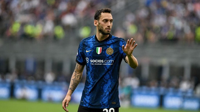 MILAN, ITALY - MAY 22: Hakan Calhanoglu of FC Internazionale during the Italian Serie A football championship match between FC Internazionale and Sampdoria in Milan, Italy on May 22, 2022. (Photo by Piero Cruciatti/Anadolu Agency via Getty Images)