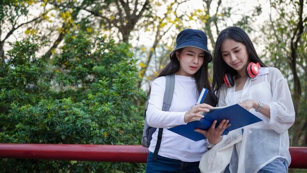 Ilustrasi belajar di alam/ Foto: Freepik.com/sodawhiskey