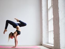 Tren Handstand ala Yoga Viral di Tiktok, Keren atau Malah Bahaya?