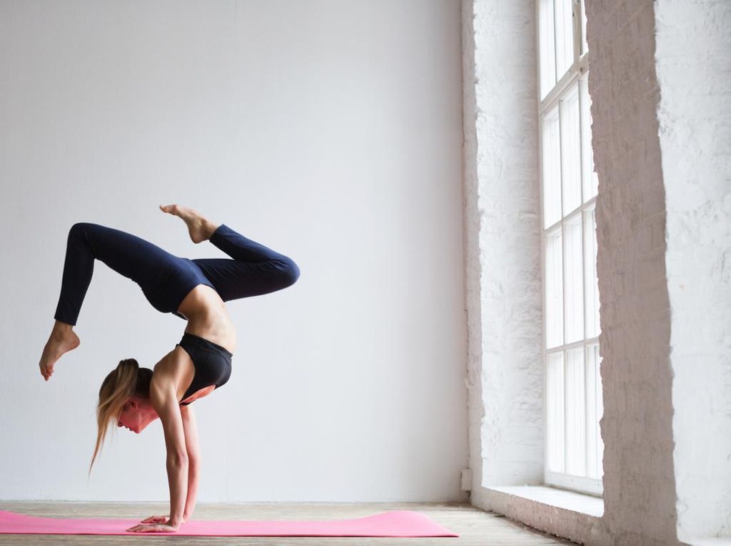 Tren Handstand ala Yoga Viral di Tiktok, Keren atau Malah Bahaya? Tren Handstand ala Yoga Viral di Tiktok, Keren atau Malah Bahaya?
