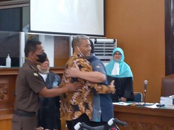 Drama di Sidang: Pelukan Napoleon Bonaparte ke M Kace Usai Gebrak Meja