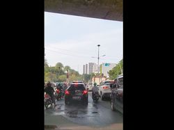 Tolong! Rel Layang Metropole Jakpus Bocor Merusak Aspal di Bawahnya